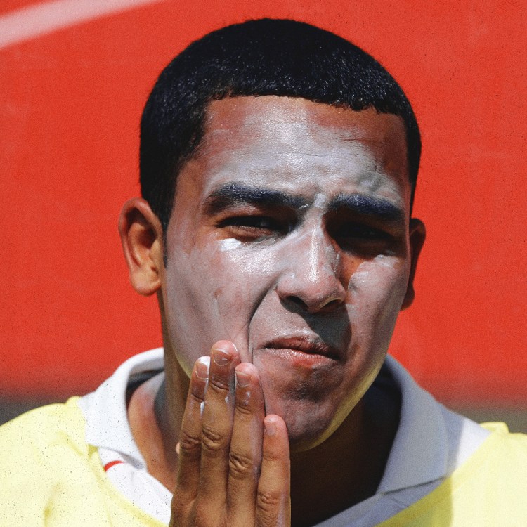 a man rubbing in SPF