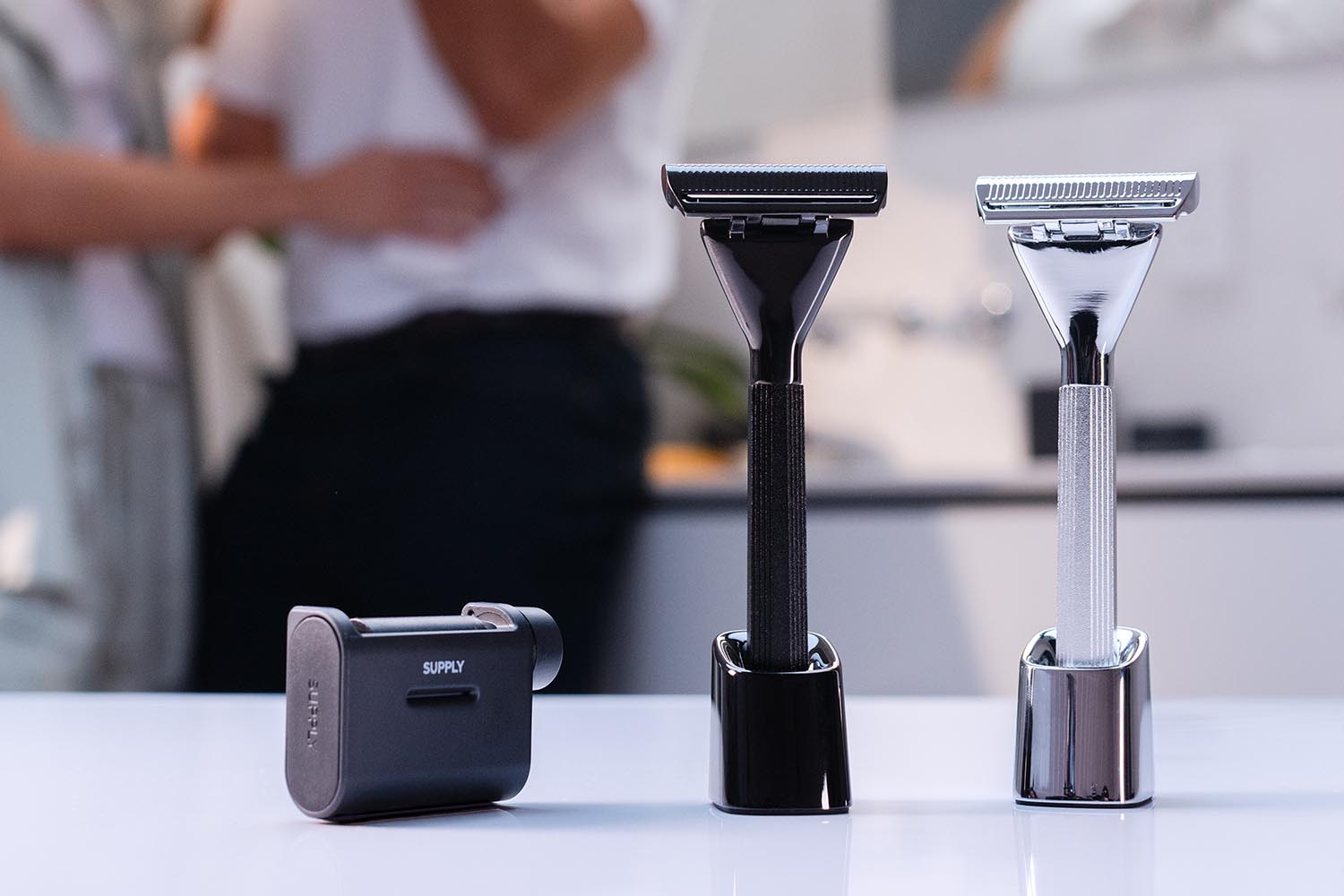 Supply Single Edge Max and cartridge on a bathroom counter in front of a couple