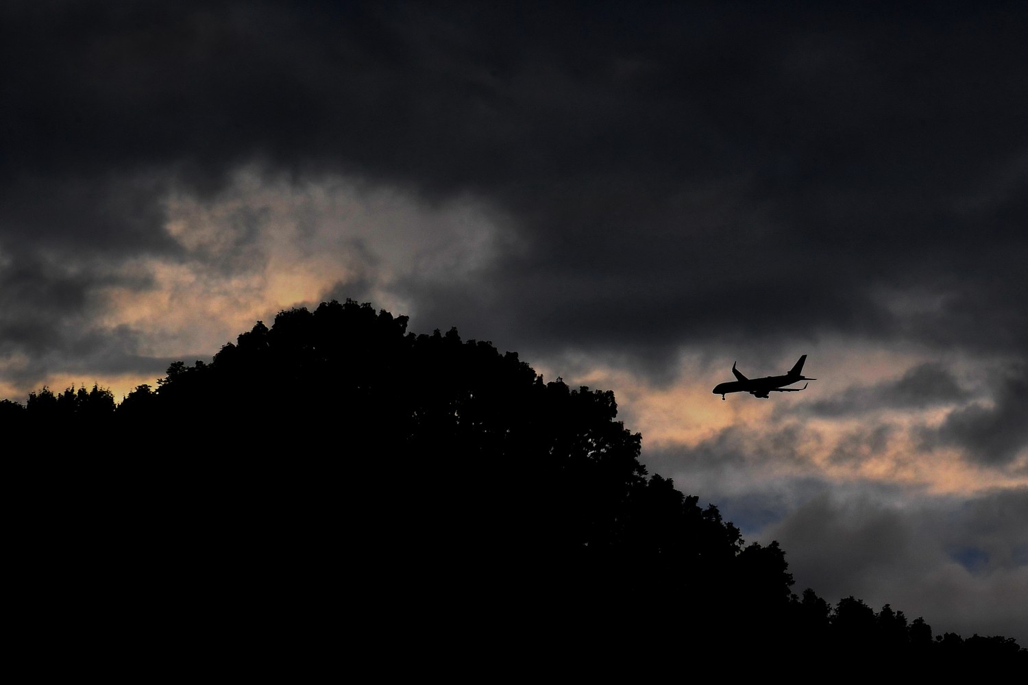 Plane landing at West Virginia International Yeager Airport