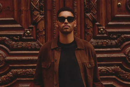 lifestyle image man wearing quay sunglasses