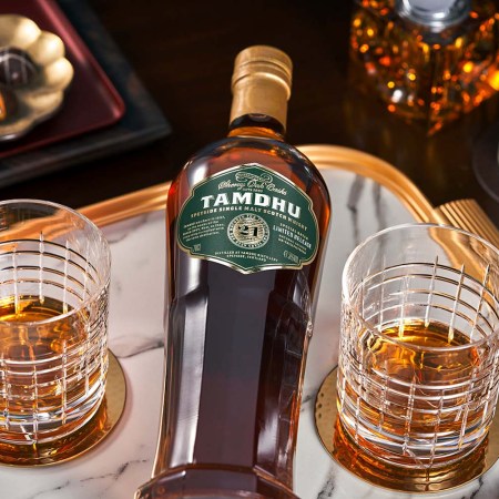 Tamdhu 21 and two whiskky glasses on a table