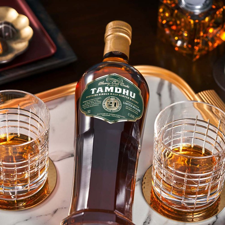 Tamdhu 21 and two whiskky glasses on a table