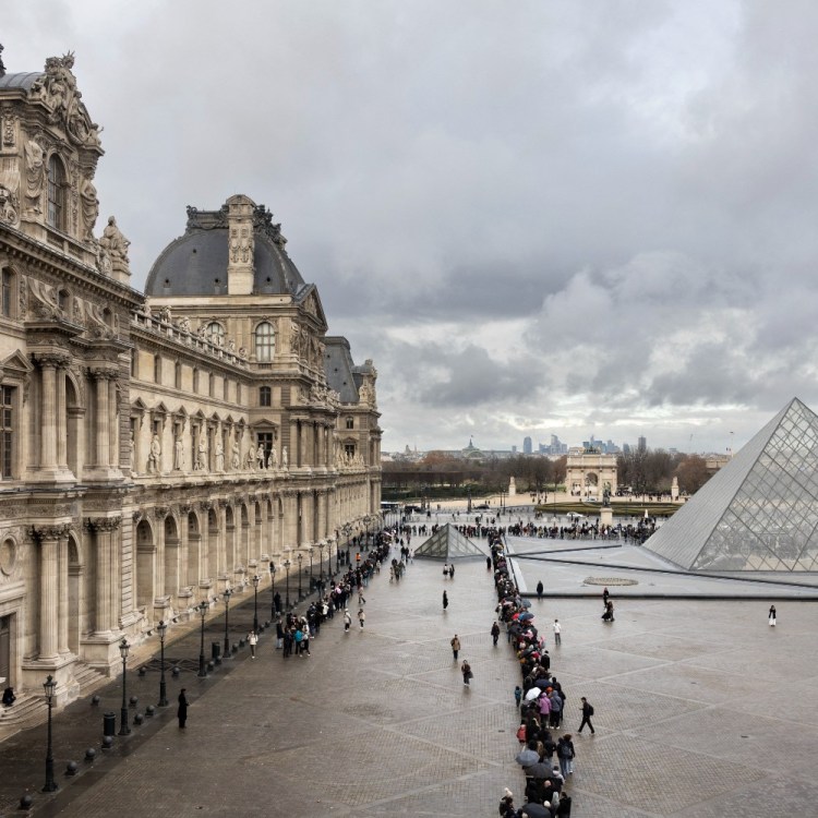 Lines outside the Louvre