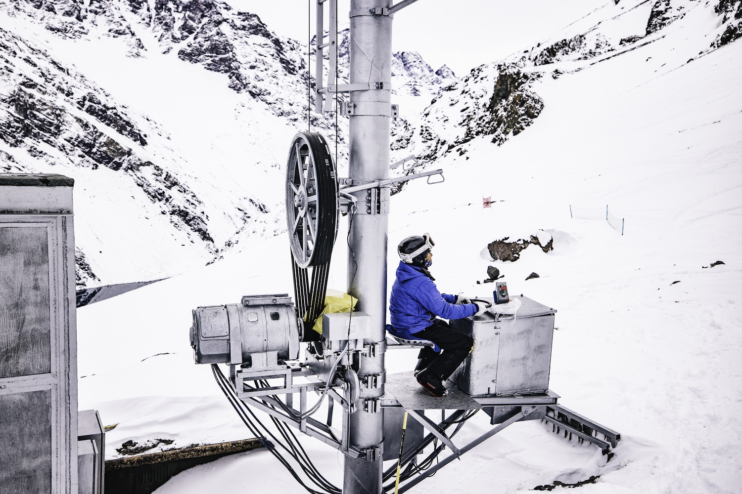 An operator controls the iconic slingshot lifts.