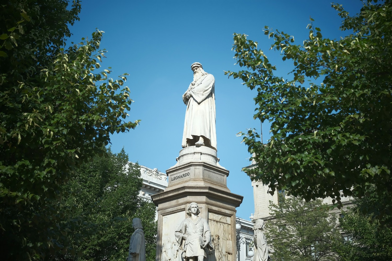 Leonardo da Vinci statue