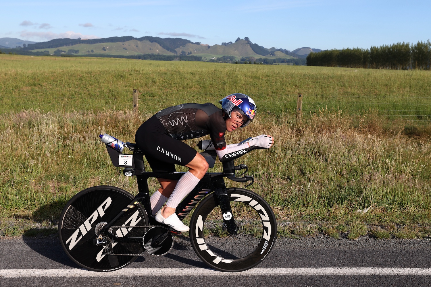 A side view of world champion triathlete Hayden Wilde on a bike.