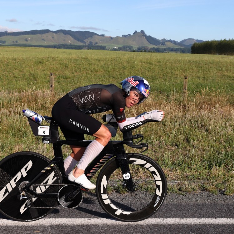 A side view of world champion triathlete Hayden Wilde on a bike.