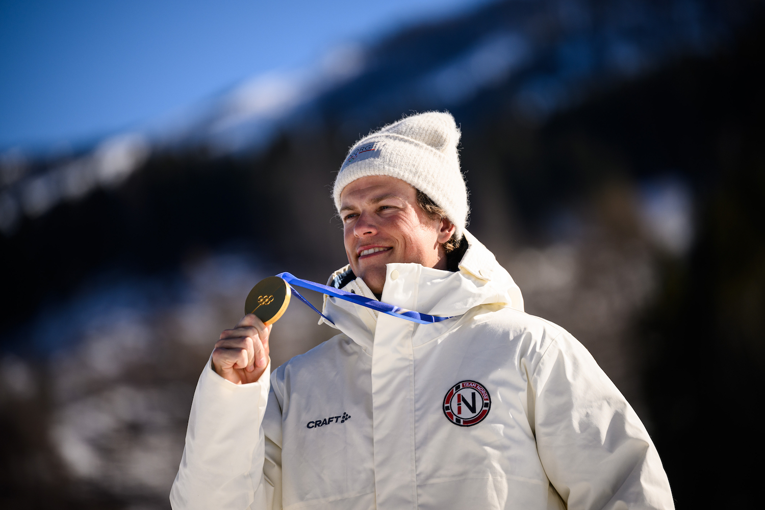 Johannes Høsflot Klæbo holding a gold medal.