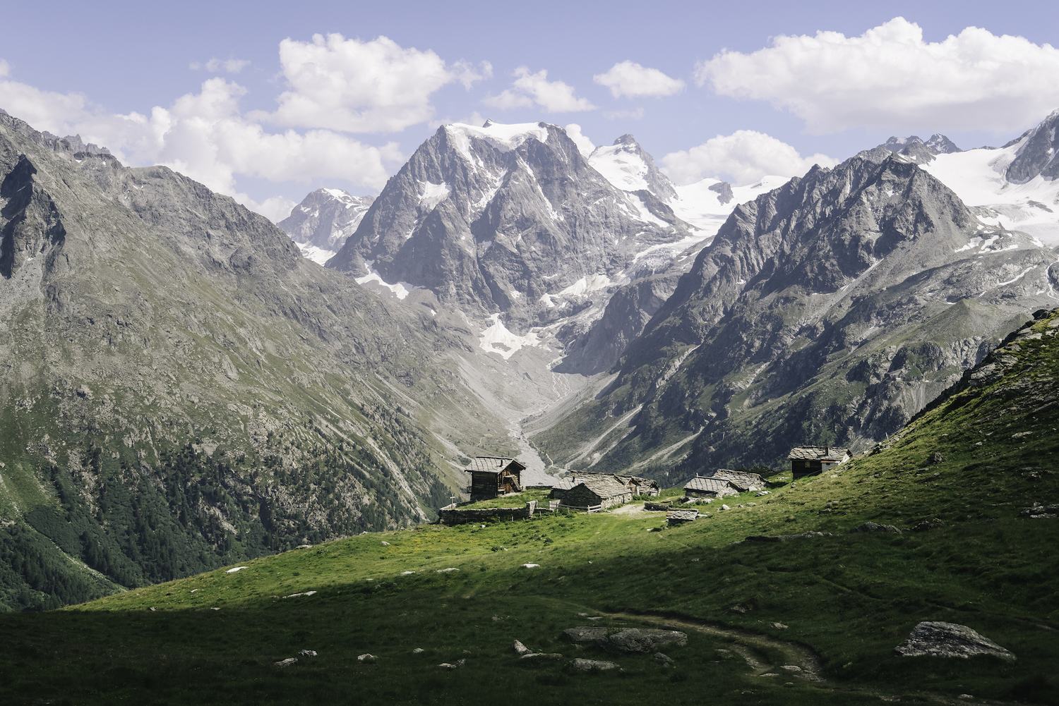 A beautiful lodge in the mountains on a clear day.