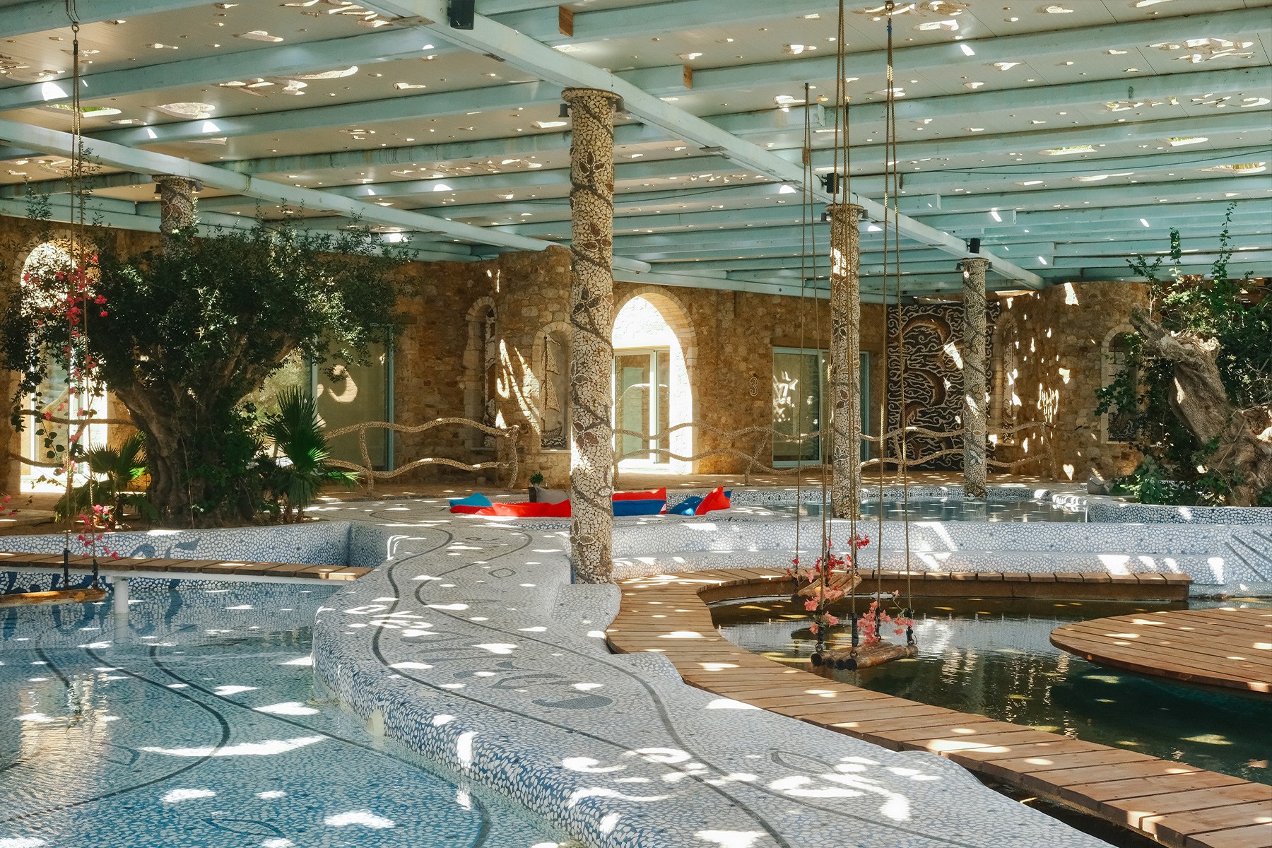 calilo ios main pool and sunken dining tables